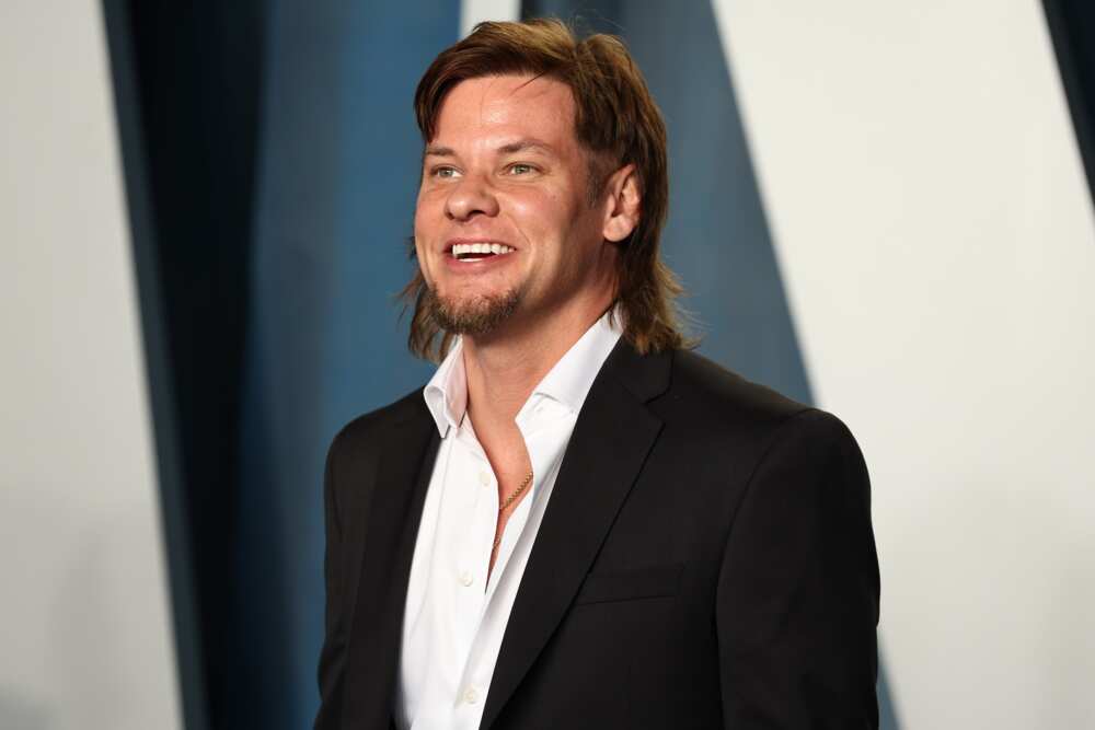 Suddenly: Theo Von’s Comedic Journey to $2.5 Million in Net Worth